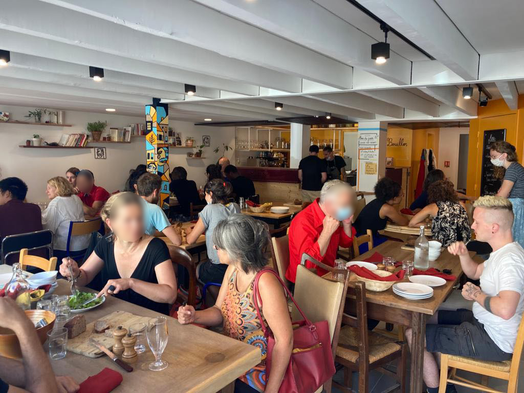 Café-restaurant associatif "Le Bouillon", situé à la Capsule, lieu de vie collective de l'association Cap Berriat à Grenoble